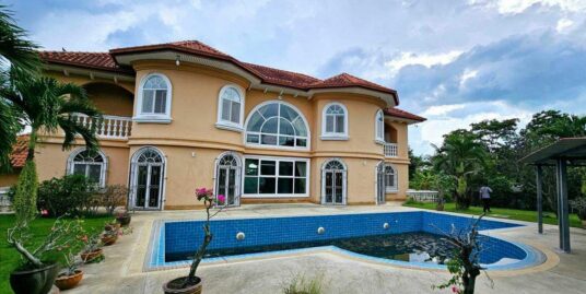 House Near Phoenix Gold Golf and Country Club, Huay Yai, Na Jomtien