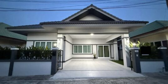 Ost Pattaya Neuwertiges Haus zum Verkauf mit Sicherheitsdienst